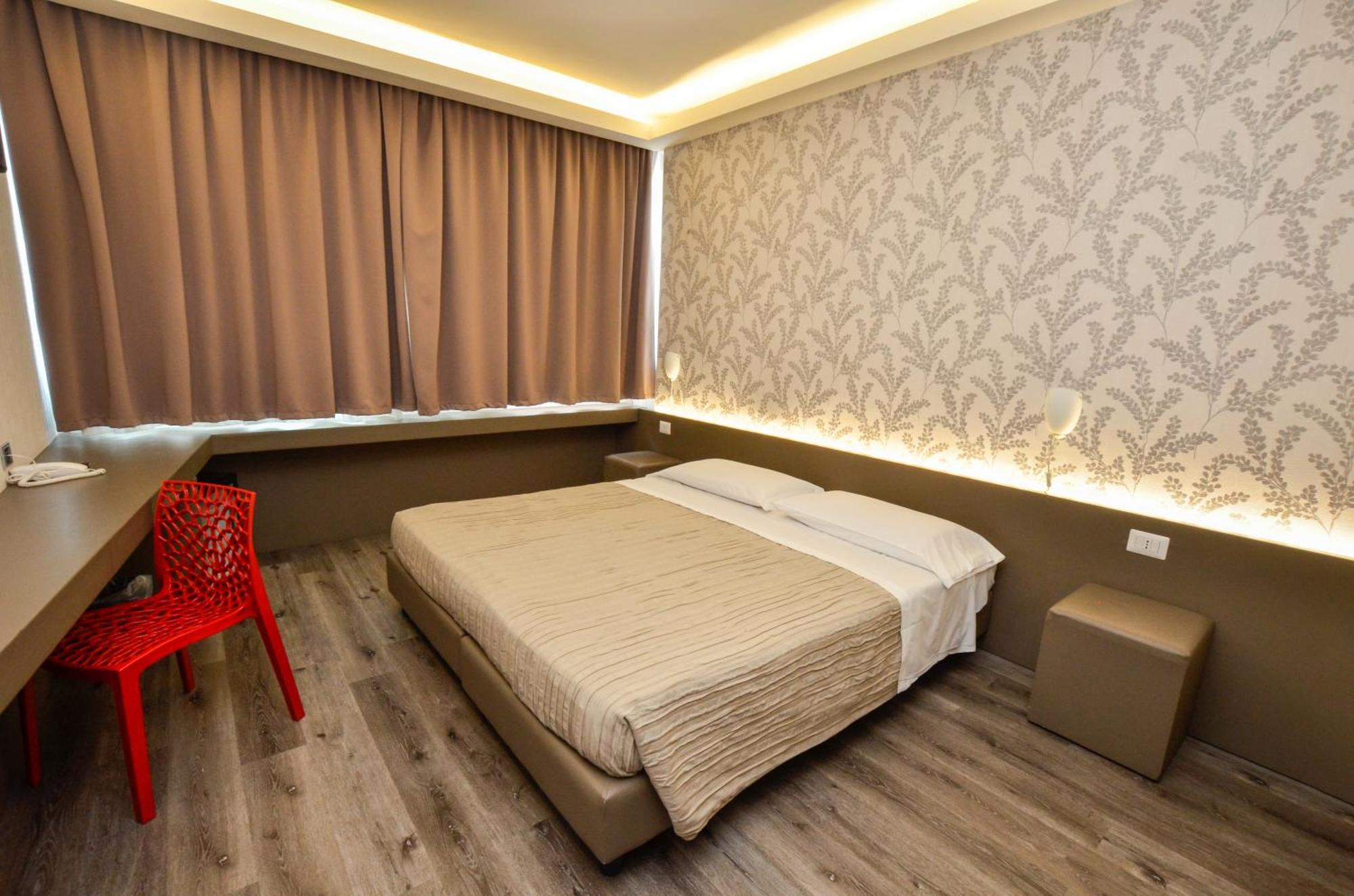 Hotel The Gate 4*